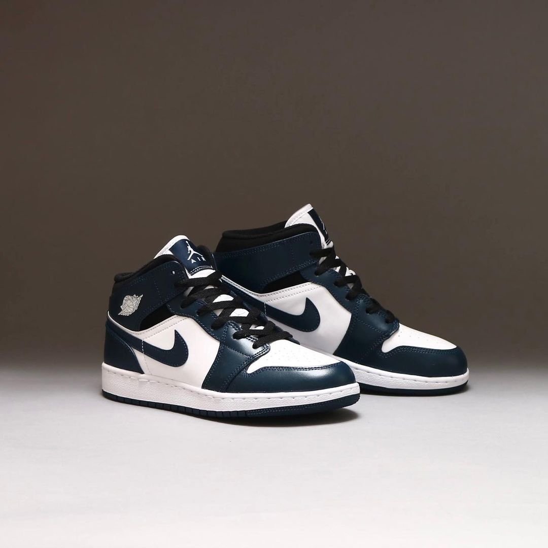 JustFreshKicks's tweet photo. 10AM EST via Nike US
Air Jordan 1 Mid 'Armory Navy'

Mens:https://t.co/qzIz7M1UJK
GS:https://t.co/3yXQMhnuDj https://t.co/KKH3Xh0RAR