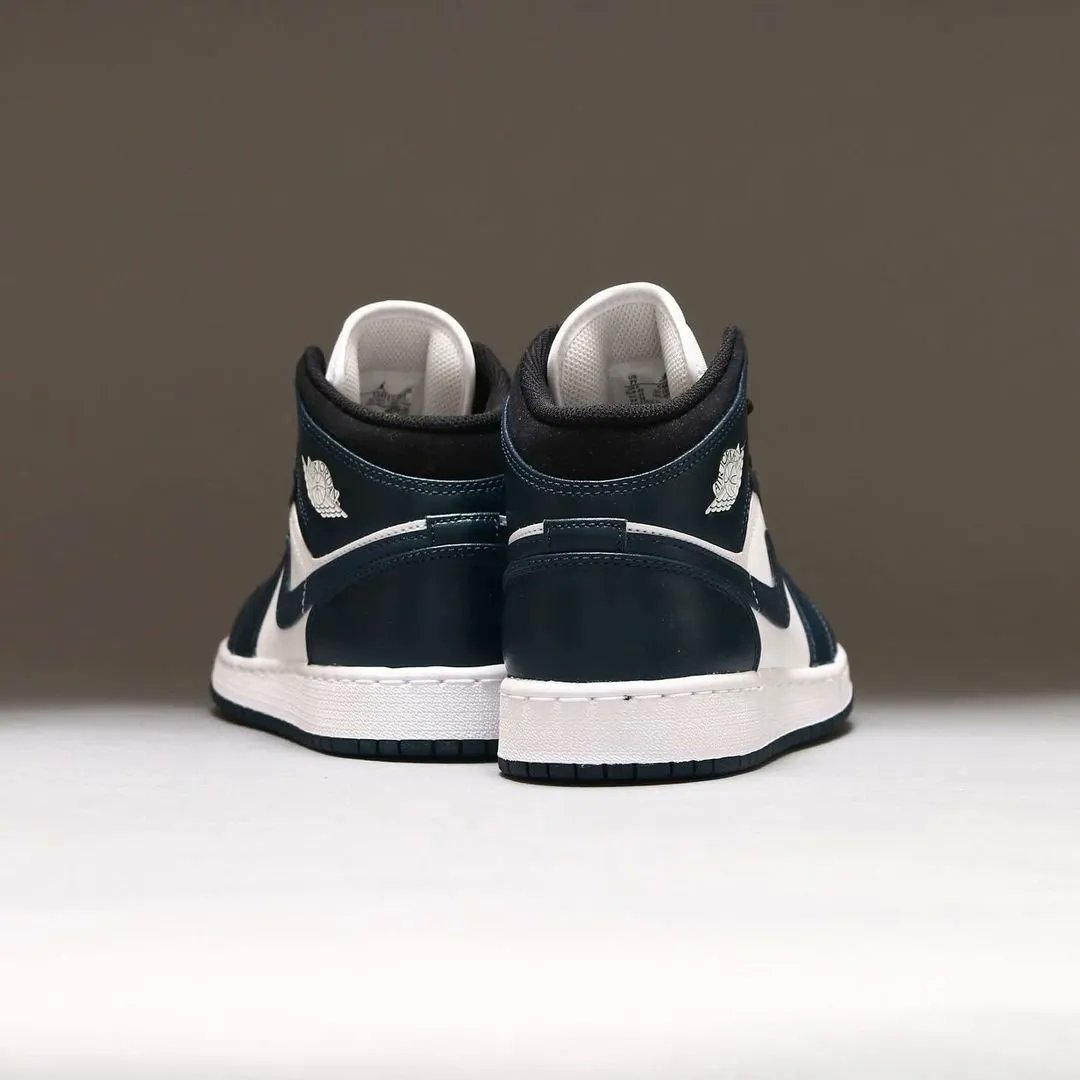 JustFreshKicks's tweet photo. 10AM EST via Nike US
Air Jordan 1 Mid 'Armory Navy'

Mens:https://t.co/qzIz7M1UJK
GS:https://t.co/3yXQMhnuDj https://t.co/KKH3Xh0RAR