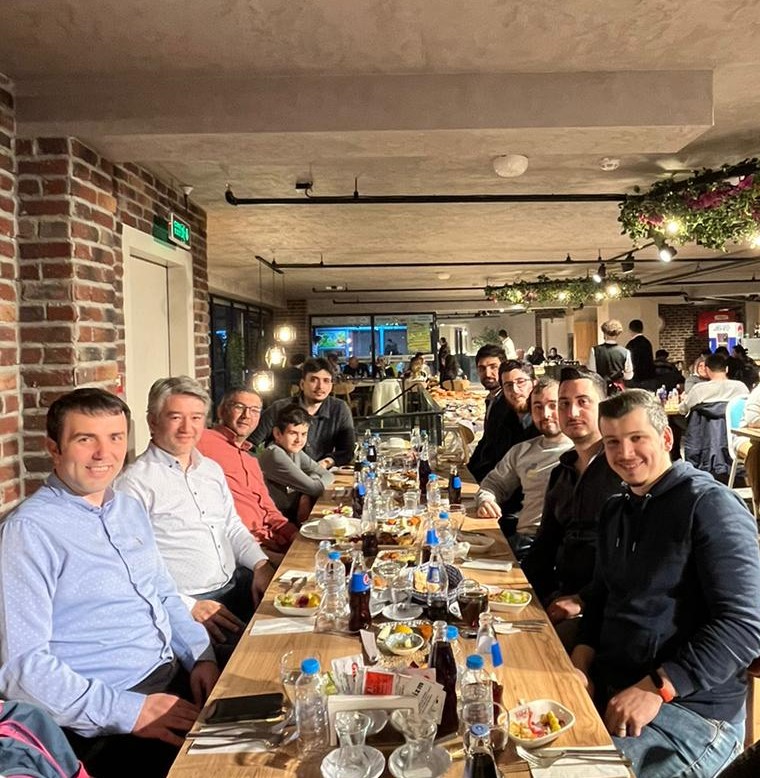 Aybit Teknoloji ailesi olarak iftar yemeğinde bir araya geldik. Bu buluşma aynı zamanda Ali Gören arkadaşımızında veda yemeğimiz oldu. Aybit Teknoloji ailesine olan katkılarından ve hiç bitmeyen neşesinden ötürü kendisine teşekkür eder, başarı dolu bir hayat geçirmesini dileriz.