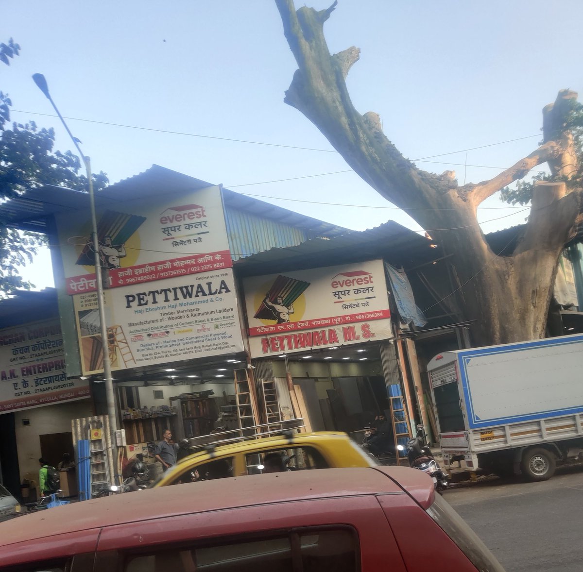 faizansdi's tweet photo. @mybmc Since no action is being taken by the bmc authorities of @mybmcWardE, the owner of shop named "pettiwala haji ebrahim haji mohd" has increased 1 floor extra, 
Is action only taken against big names ? Or there is justice for common people ? @CMOMaharashtra https://t.co/BErovDEEDu