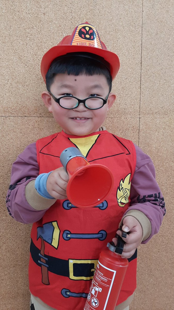 vedrunaangels's tweet photo. Imagina...què vols ser quan siguis gran? Artista, bomber, modista o detectiu. Els alumnes de 1r de primària ho tenen clar! Final de projecte #projectesglobalitzats #escolacompetent #intensament https://t.co/CTiWCEOoHw
