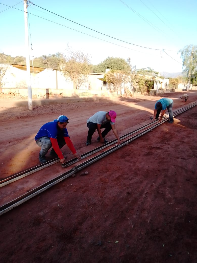 LuisFedericoM's tweet photo. 🚧 Junto al Delegado Municipal, recorrimos la obra de cordones cunetas que se lleva adelante en la localidad de #Solca, con el objetivo de culminar los trabajos inconclusos; y a la vez continuar con la construcción de nuevos tramos. https://t.co/Nv7VF7twC4
