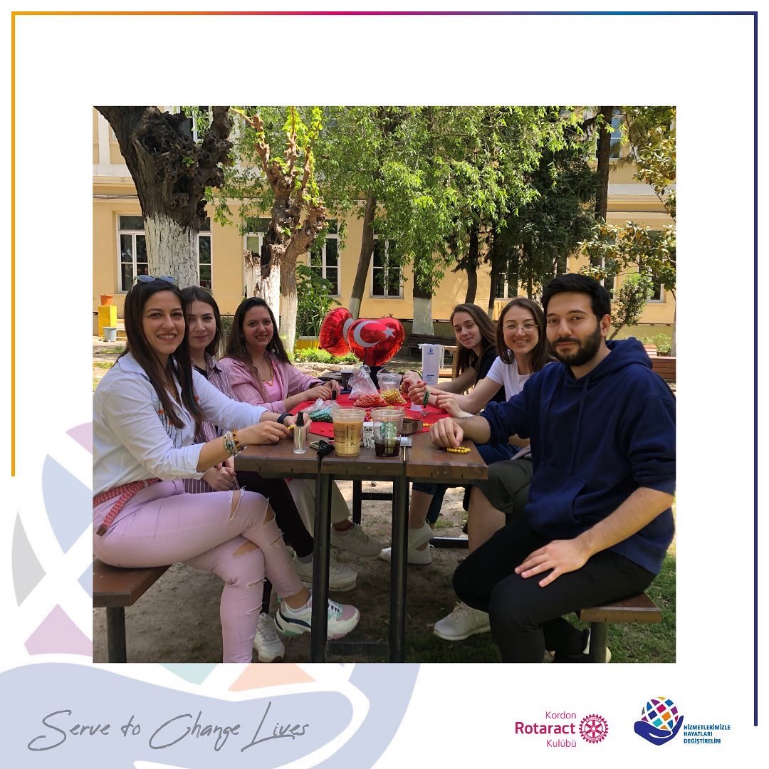 KordonRotaract's tweet photo. Kordon Interact Kulübü (@kordoninteract) ile ‘Farkındalık Bilekliği’ projemiz için bir araya geldik. Tüm katılımcılara teşekkür ederiz. 

#rotary #rotary2440 #rotaract #rotaract2440 #hizmetlerimizlehayatlarıdeğiştirelim #servetochangelives https://t.co/Q9MTpTV2c4