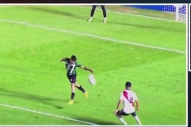 franco_stechina's tweet photo. @sebastianudo @chomickirio @esteban_millo36 Las tres jugadas (ésta, la de Ponzio y Laporte) NO son iguales, pero en mi opinión son penales todas. No me parece natural que un jugador haga este movimiento de ampliar tanto el brazo sin un desvío por medio y sin oposición. Es criterio, pero no fue ningún escándalo la sanción. https://t.co/LT6Ef3hx24