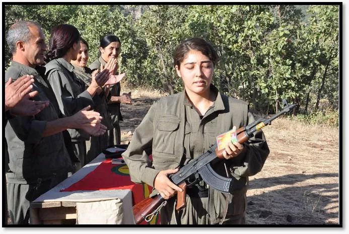 🚨🚨🚨SKANDAL! 

İstanbul Büyükşehir Belediyesi'nde Sosyal Hizmet Uzmanı olarak görev yapan bir personelin terör örgütü PKK kamplarında çekilmiş kaleşnikoflu fotoğrafları ortaya çıktı. 

Örgüt üyesi İBB çalışanı sabah saatlerinde mesaisinde gözaltına alındı.