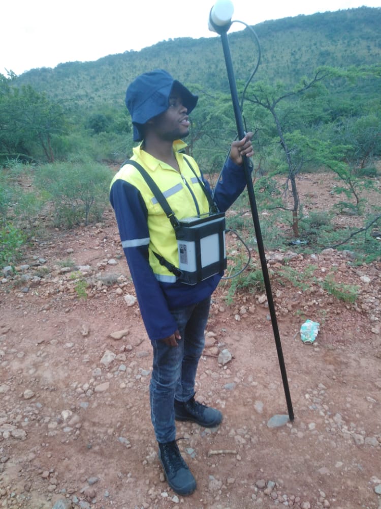 GemSystems's tweet photo. This #proton magnetometer #fieldphoto was sent in by the young entrepreneur from Kenzamba, Zimbabwe by the name Tawanda Mapfurira. 

Thanks for sharing, looking good out there!

https://t.co/oxulQWHmb4
#advancedmagnetometers https://t.co/VOtqEGi3B8