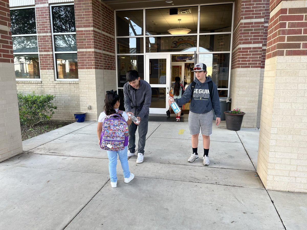 AJBtoroband's tweet photo. Day 2 of greeting future Toros at @RodriguezESISD! We’re having a blast!
#MusicforAll #NicetobeNeighbors #FutureToros #MatadorFamily https://t.co/LA3q1bkIUN