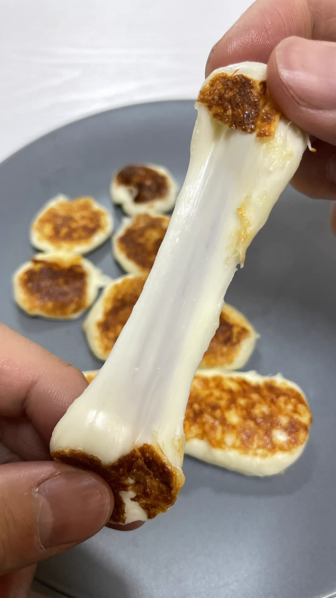 もちもち感が最高！さけるチーズを焼くだけの「さけチー焼き」。