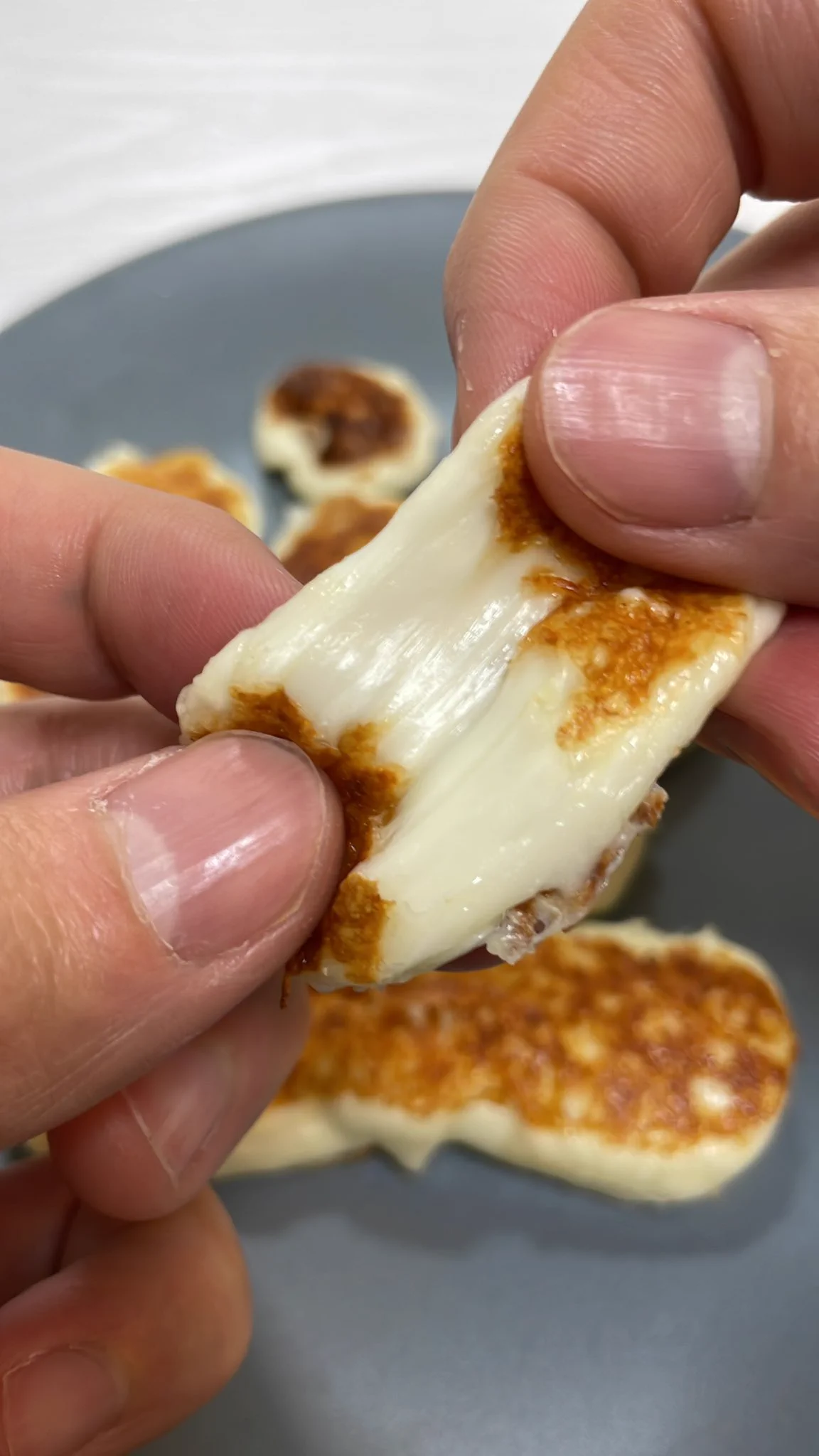もちもち感が最高！さけるチーズを焼くだけの「さけチー焼き」。