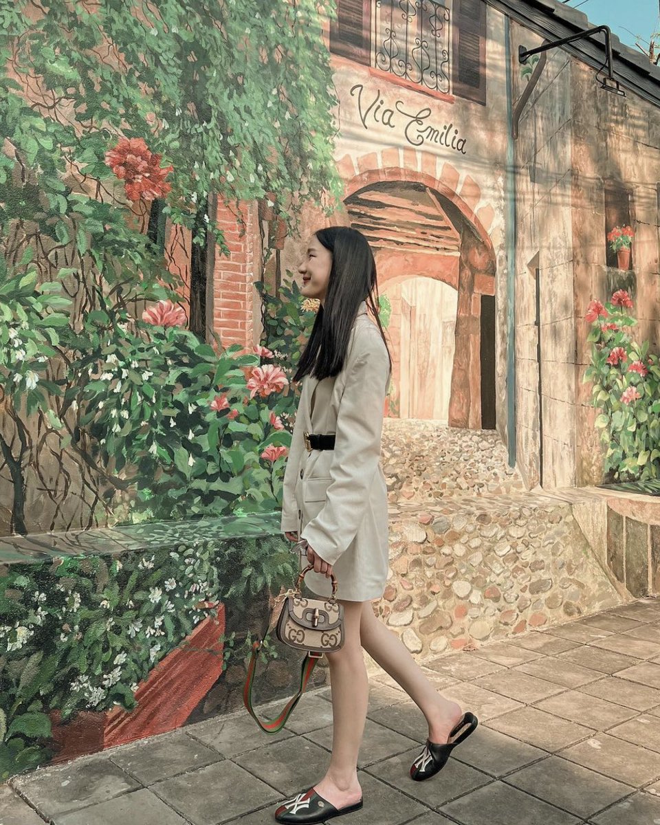 triplemuays's tweet photo. Via Emilia 🍝🍕
          ร้านอิตาเลียนอร่อย ๆ ที่มีมุมถ่ายรูปน่ารัก ๆ หน้าร้านด้วย 🥰 พิซซ่าหน้าบูราต้าชีสและพาร์ม่าแฮมคือที่สุด 🥺 พาสต้าทรัฟเฟิลก็ดี ไม่แน่ว่าอาหารจะเค็มเกินไปสำหรับบางคนรึเปล่าน้า แต่ว่าสามหมวยชอบมากค่า👍🏻

#อร่อยบอกต่อ #อร่อยไปแดก #รีวิวของกิน @aroii @Kin24hrs https://t.co/ov4ONwrid8
