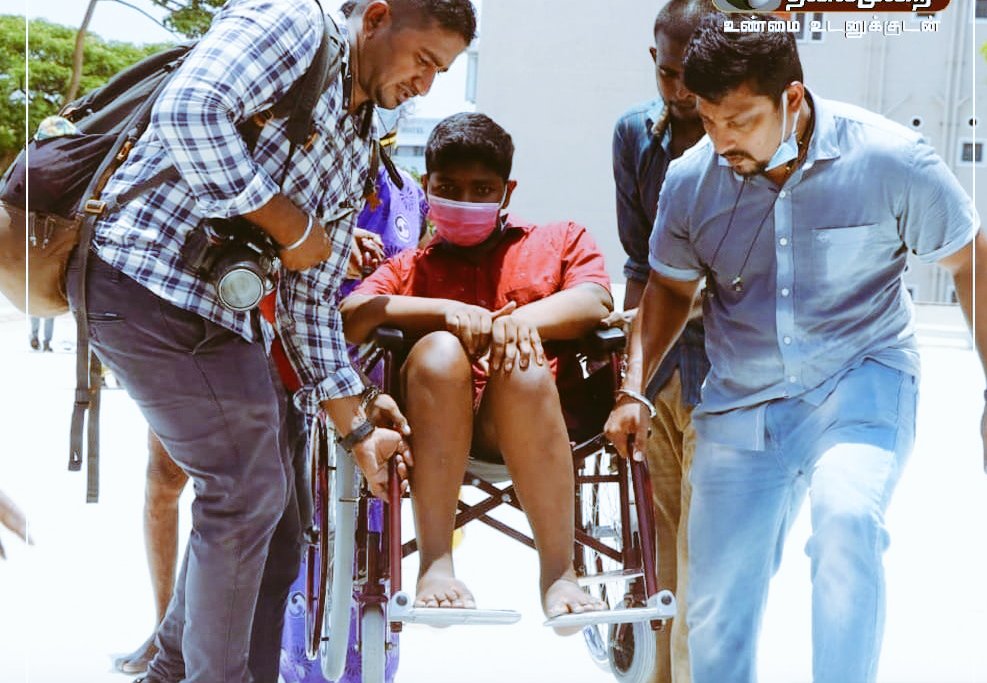 Keep it up Ashwin 👍👍👍'The New Indian Express' Chennai photo journalist Ashwin Prasath helping a patient at Rajiv Gandhi hospital during a Fire accident broke out on Wednesday . #RajivGandhiHospital #hospital #chennai #fireaccident @NewIndianXpress @gsvasu_TNIE