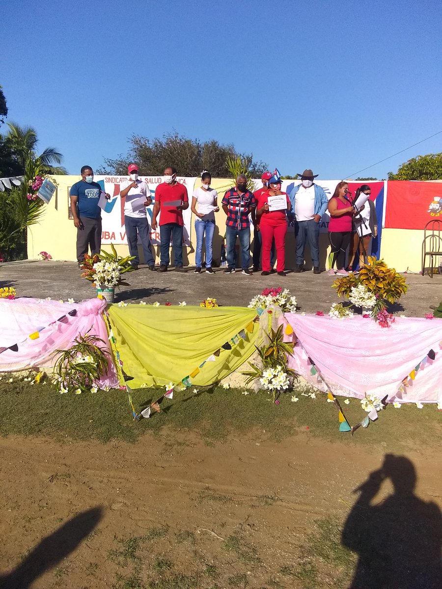 LuisRamirovila2's tweet photo. Se realiza el desfile y acto de barrio en la zona de Mota en saludo al día del trabajador. #CubaViveyTrabaja #60UJC #ujcpilon #VamosConTodo #UJCGranma . https://t.co/3O86gYbCuj