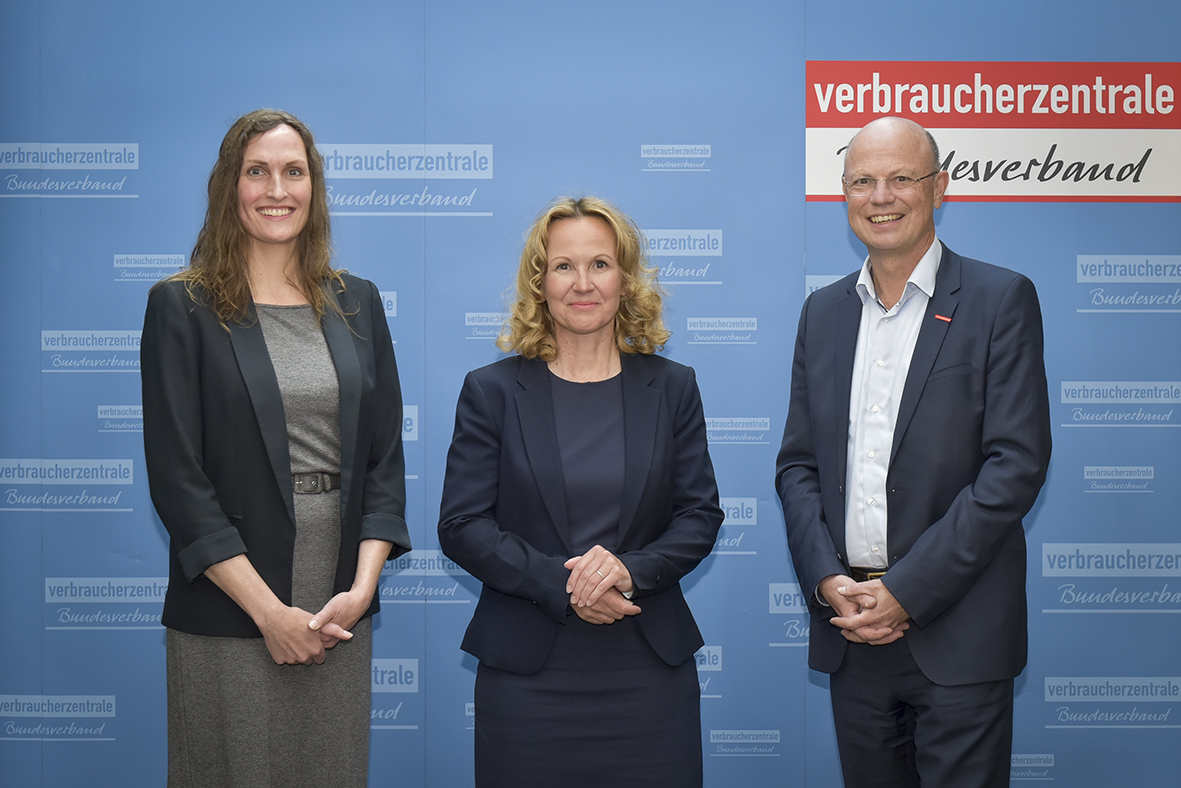 Dank an Bundesministerin <a href="/SteffiLemke/">SteffiLemke</a> vom @BMUV für den heutigen Besuch bei der Mitgliederversammlung des <a href="/vzbv/">Verbraucherzentrale</a> und einen guten Austausch zu drängenden Verbraucherthemen wie #Energieversorgung, #Ressourcenschutz &amp; dem Schutz besonders verletzlicher Verbrauchergruppen.
