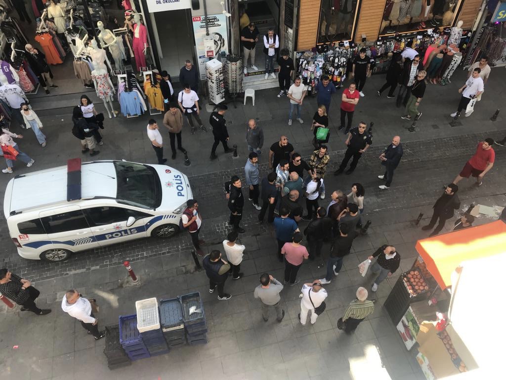 sykpistanbul's tweet photo. Kadıköy İlçe Binamız Önünde Polis Provakasyonu!

Güvenlik Şube polisi olduklarını söyleyen kolluk kuvvetleri partili arkadaşlarımıza saldırdı. MYK üyemiz Feyaz Çanak gözaltına alındı.

Bir kez daha söylüyoruz, saldırılarınız bizi bir adım dahi geri attıramaz. Biz kazanacağız. https://t.co/hE2TWfUHjP
