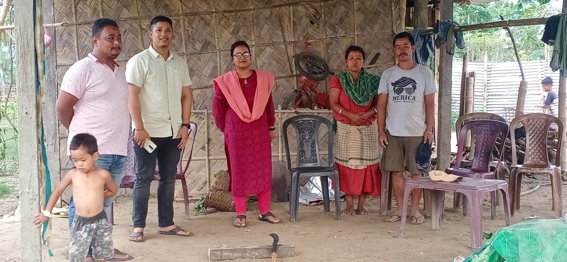 dcudalguri's tweet photo. Smti Nilakhi Baishya, ACS, Assistant Commissioner, Udalguri visited the storm affected areas of Mazbat Revenue Circle today and interacted with storm affected villagers along with Field Officer, Lat Mandals and Gao-Burha of the concerned areas.
#dcudalguri #uday_praveen https://t.co/rUDSm2773U