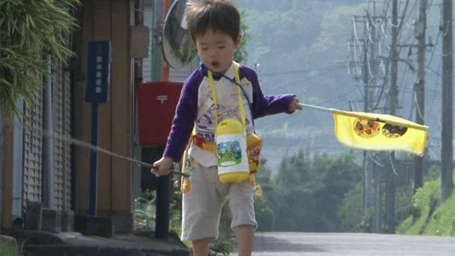 🧵 Toddler tenacity + #StreetDesignForAll make for a riveting first episode of #OldEnough on Netflix, ft. a 2yr-old child walking two kilometers.... by themselves ❗ on roads with cars ‼️ to get to the local grocery store.

📷: Old Enough/Netflix

1/3