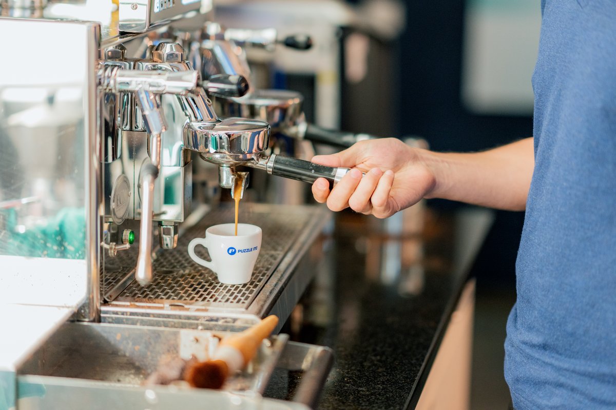 puzzleitc's tweet image. Unsere Unternehmenskultur #Puzzleness wird wieder vor Ort gelebt. Damit der Kaffeemaschine den nötigen Respekt geboten wird, gibt es heute eine Instruktion vom Profi. Ein Hoch auf unsere zukünftigen Baristas! ☕️