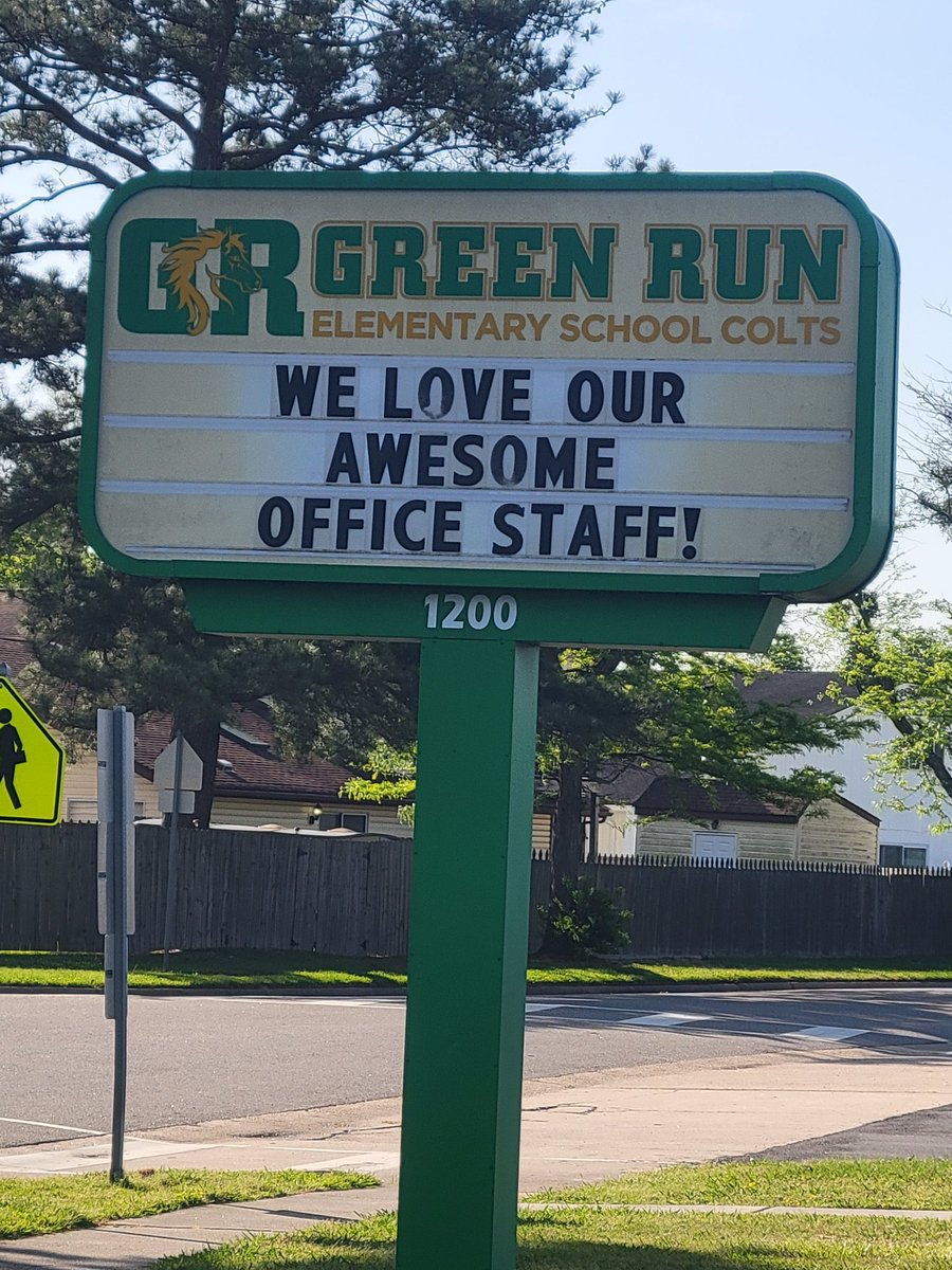 Grescolts's tweet photo. 💐 Happy Office Professionals Day to an awesome staff! @DrWynn4 @Shenna914 https://t.co/TBP7VO3I9b