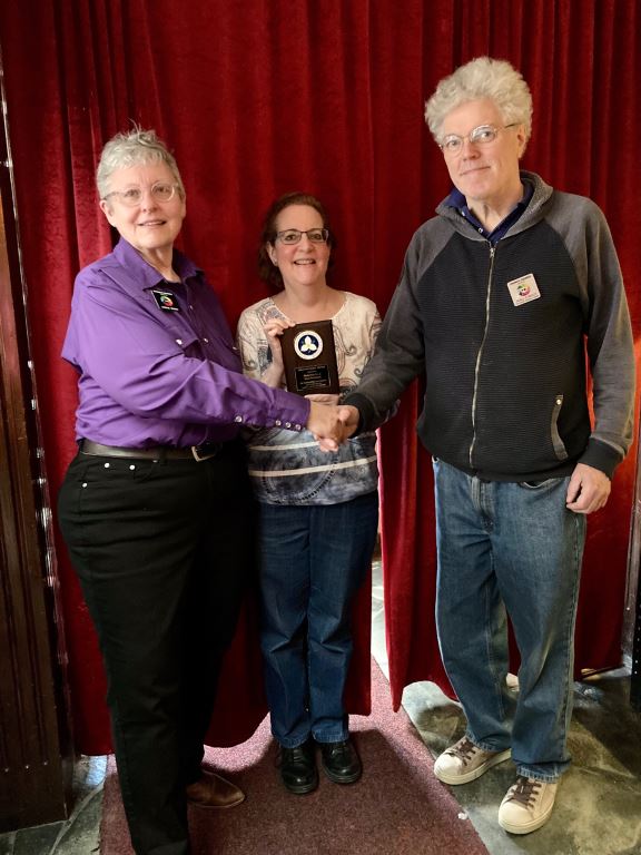 TriangleSquares's tweet image. congrats to Terri &amp;amp; Niall on being presented with the Trillium Award from the Ontario Square and Round Dance Federation. This puts them in august company, including Pam &amp;amp; Barry. Here Lorna from T&amp;amp;D presenting in Ottawa