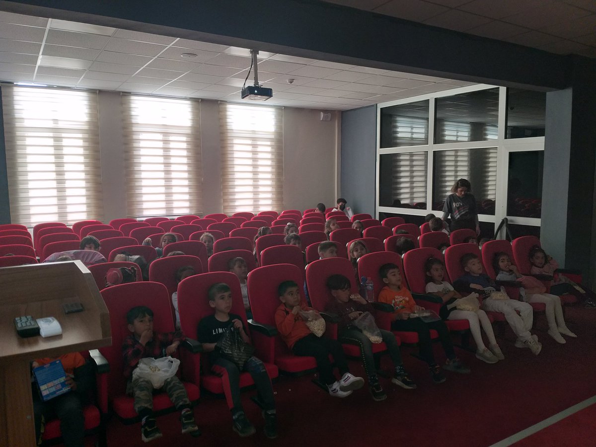 OvaHalk's tweet photo. Kütüphanemize gelen 125.Yıl Anaokulu öğrencilerine  önce sinevizyon gösterimi ardından zeka oyunları oynattık. Öğrenciler bu etkinliklerden çok keyif aldı. @KTBKYGM @etkinkutuphane @bingolkultur @karliova_resmi https://t.co/LzHj7Dbmzm