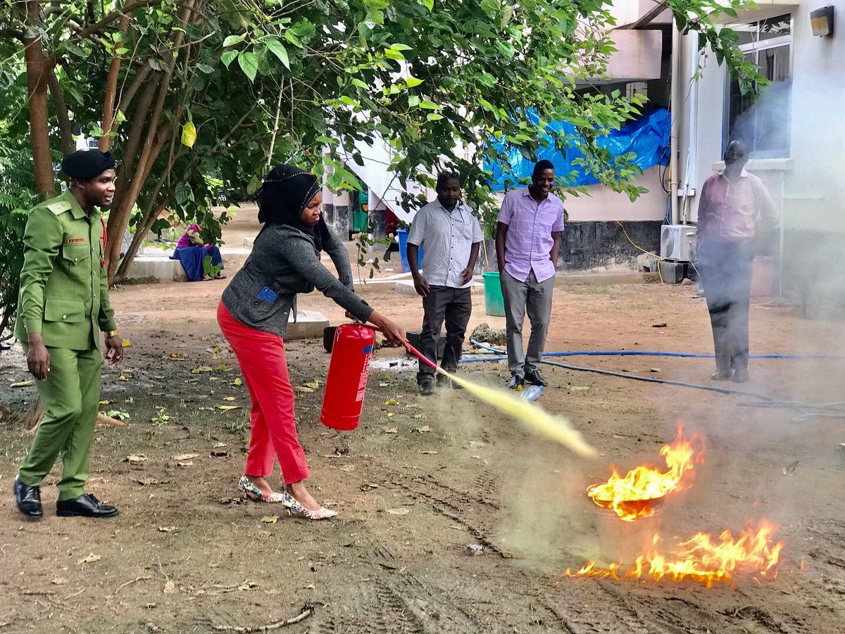 simiyu_region's tweet photo. Jeshi la Zimamoto Mkoa wa Simiyu limetoa Elimu ya Usalama dhidi ya majanga ya Moto. Elimu hiyo ya nadharia na vitendo imetolewa leo na Kaimu Kamanda Mkoa,INSP- Faustin.F.Mtitu. https://t.co/Mc9hPCmCkt