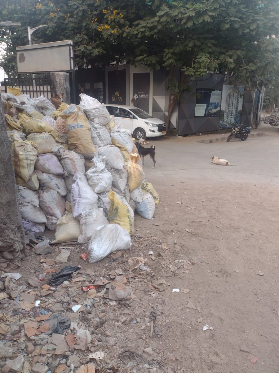 pratz2092's tweet photo. Dear @mybmcwardL team, My complaint is against the rabid debris left outside on the road of Anand Society, Kurla W and it has been irresponsibly left. Kindly look into it
Location: Outside Anand C.H.S. gate, Eaglewadi, Tanaji Chk https://t.co/0iwRSOkdze