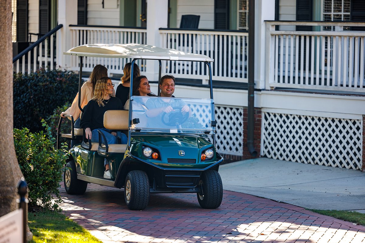 CushmanVehicles's tweet photo. The Shuttle 6 is built to ensure you and your passengers ride in comfort and style.

#Cushman #Shuttle6 https://t.co/KBs2DRQvcU