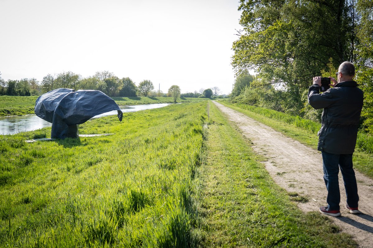 Ab sofort sind auf zwei Grünflächen an der Bocholter Aa zwei Walfluken zu sehen. Die hat der Künstler Willi Landsknecht für die Ausstellung „endless“ gestaltet, die noch bis zum 1. Juni in Bocholt und Dinxperlo zu sehen sein wird. presse-service.de/data.aspx/stat…