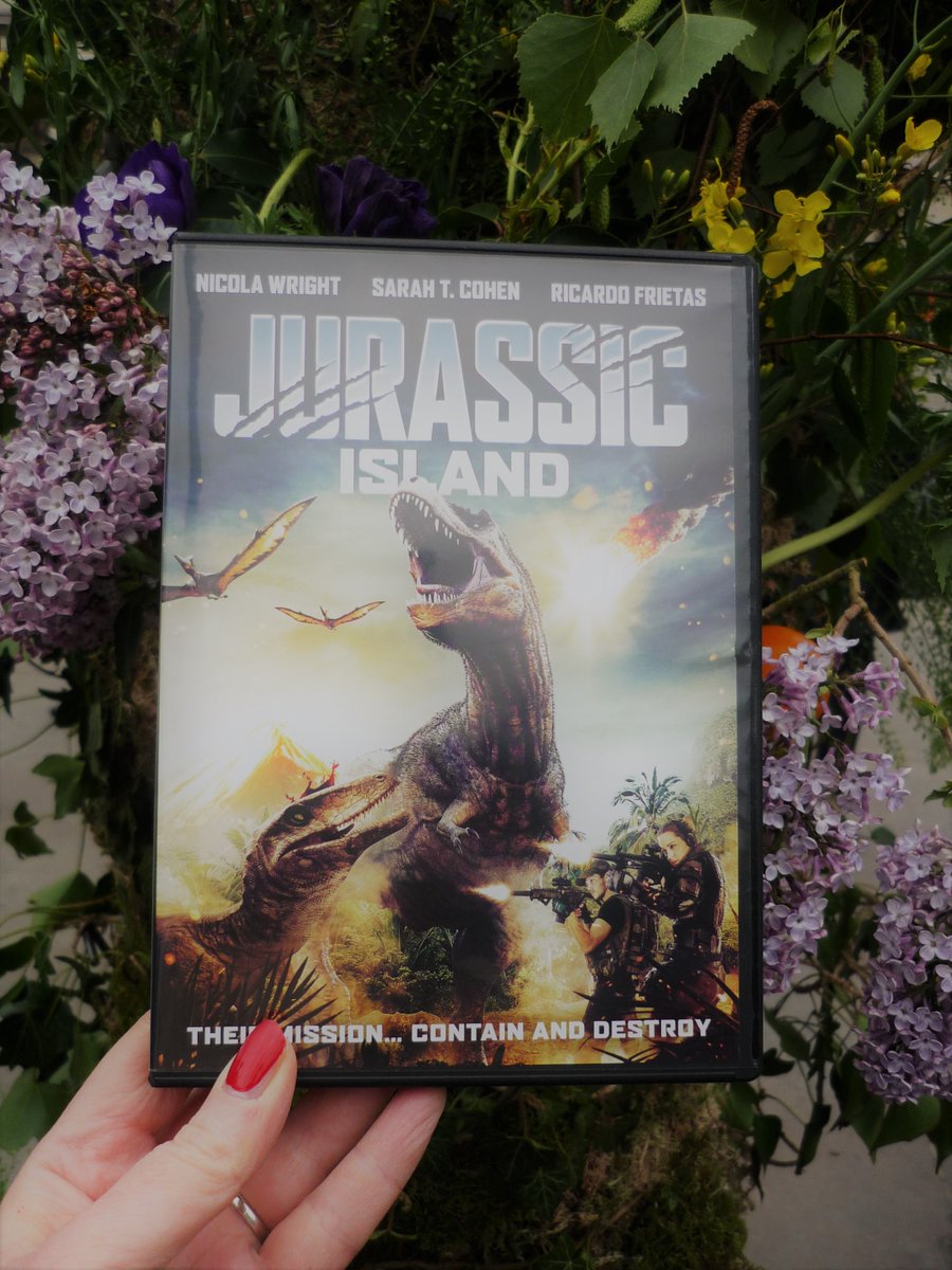 My DVD of 'Jurassic Island' is here! Where better to show it off than the re-wilded Trafalgar Square? So beautiful there today. Thank you so much @proportionprod - wonderful filming at Talliston House.
