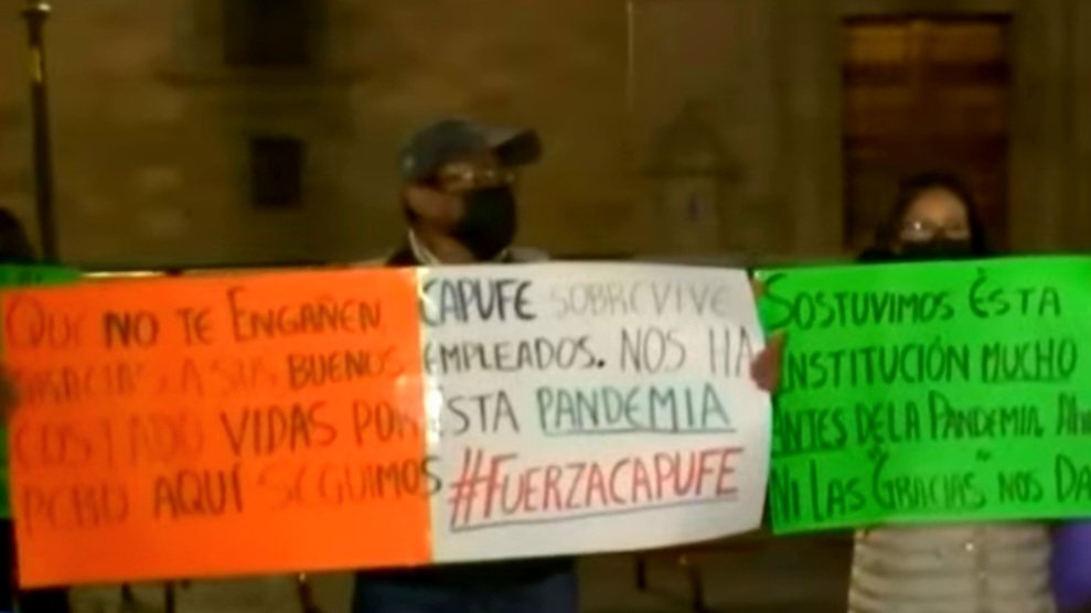 canal6tv's tweet photo. Protestan trabajadores de #CAPUFE en Palacio Nacional por despido injustificado tras la eliminación de la ley de sub-contratación. Esta situación se ha denunciado desde el mes de enero. 
Exigen su reinstalación inmediata https://t.co/J9MsIIu3nx