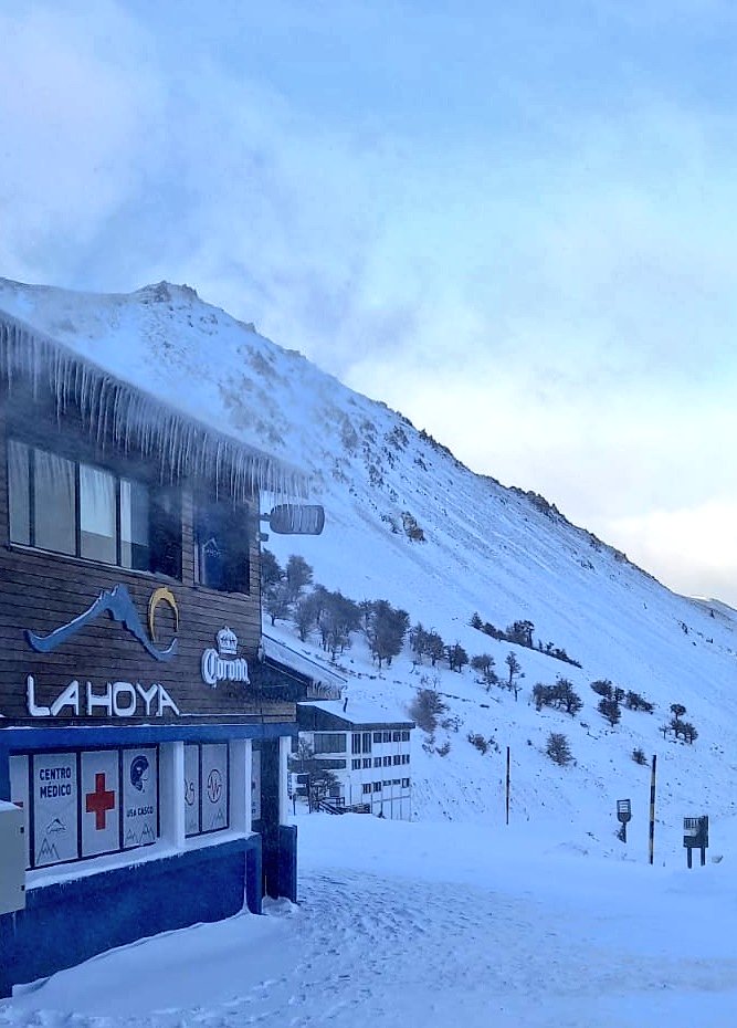 MaruOrtizTw's tweet photo. 🌨️ @CAMLaHoya
⛷️ La intención es abrir la temporada el 01/07
🪖 Este año #CascoSíoSí
↪️ Pases a precio promocional hasta fin de abril
↪️ #FlexiPass: los que no aproveches este año, los podes usar en 2023
🎧 Nicolás Herrera en @CadenaTiempo
📸 hoy! https://t.co/zRlKAFkHsk