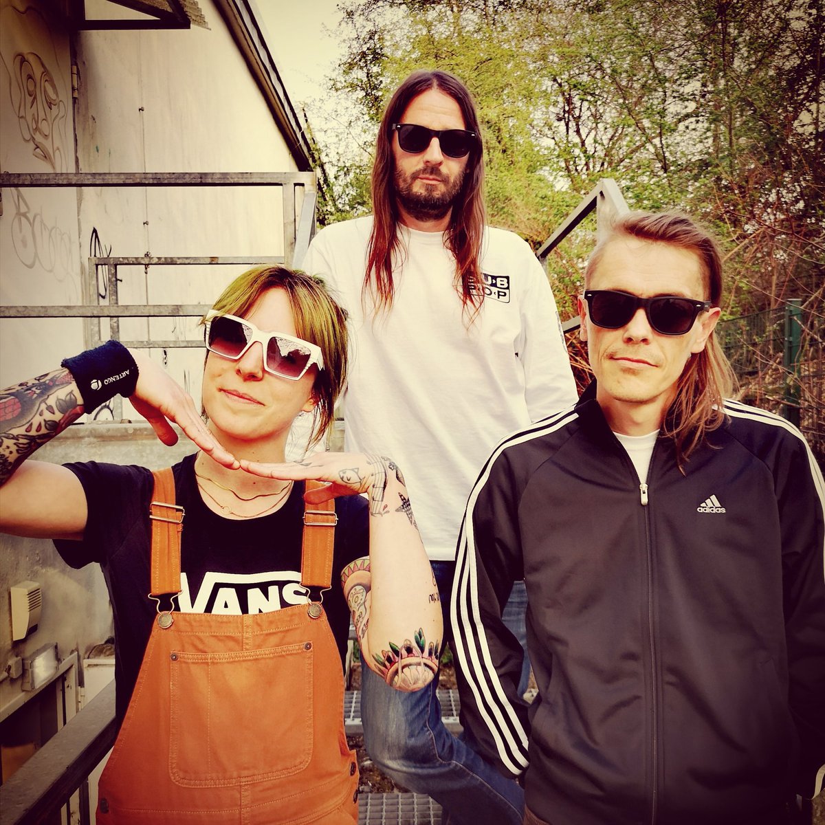 Völlige Durchdrehung 😎 Es geht morgen wirklich wieder looooooos!
28.04. Vinyl Reservat / Göttingen
29.04. Vortex Surfer Musikclub / Siegen
30.04. Kuba / Jena w @plainride <a href="/samavayo/">SAMAVAYO</a>
Wir trauen uns langsam echt uns auf euch zu freuen!
präsentiert von <a href="/VISIONS_mag/">VISIONS</a> und <a href="/ernieball/">Ernie Ball</a> 💚