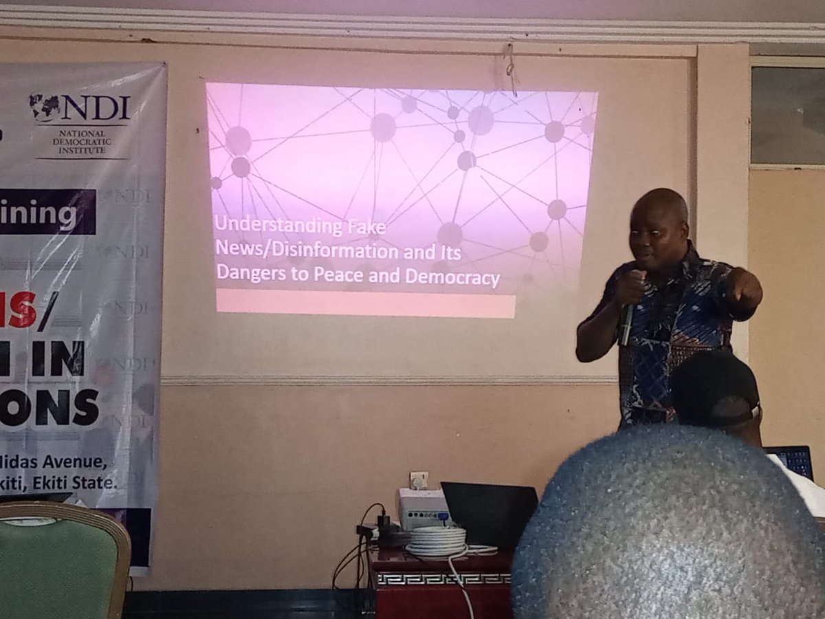 CDDWestAfrica's tweet photo. Technical session 2 underway as @oaaigbe of @CDDWestAfrica takes participants on the Understanding FakeNews/Disinformation and its Dangers to Peace, Election and Democracy.

@HassanIdayat
#StopFakeNews
#NoFakeNews
#EkitiDecides2022
#EkitiLivesMatter https://t.co/gX3auZtfPM