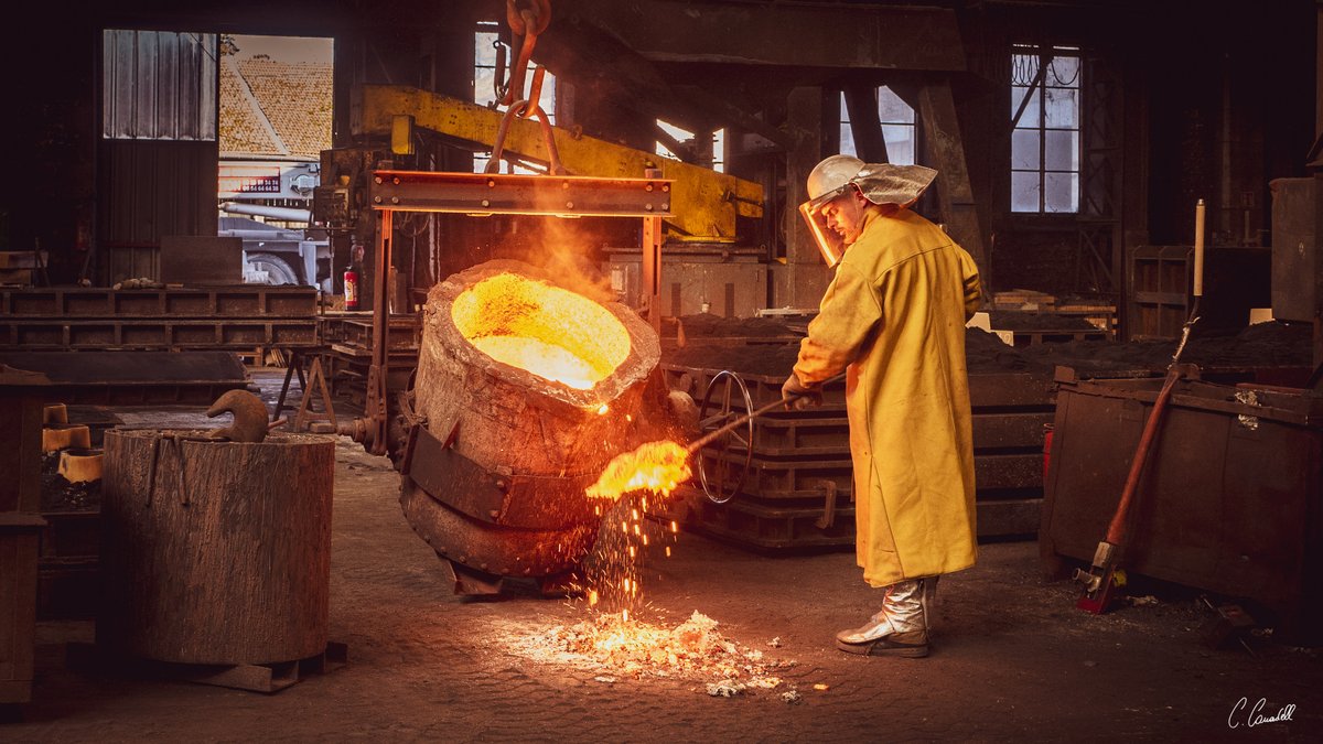 lea_lighting's tweet photo. La semaine dernière, toute l’équipe LEA s’est rendue à Sommevoire en Haute-Marne, pour une visite inédite des usines @ghm_eclatec. Un moment de partage et de découverte dans un décor industriel hors du temps. https://t.co/fB19nOdbSP