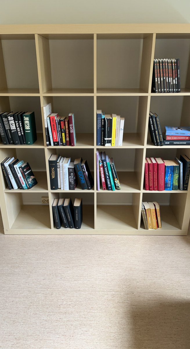 cj_thisemerald's tweet photo. Woho se så mange bøker som overlevde og jeg har plass til fler også 🥰❤️ Ps ja jeg vet jeg mangler ene Harry Potter boka den overlevde ikke😣 men det går bra 😄🥰 https://t.co/zV40mhNtnK