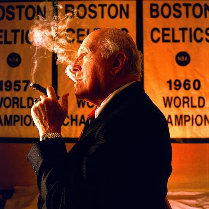 [THREAD] 
Red Auerbach, le bâtisseur de Boston ☘️

Le 27 Avril 1950 les Celtics prennent une des décisions les plus importantes de leur jeune histoire.

Red Auerbach, 32 ans, qui a seulement 3 petites saisons d'expérience dans le coaching pro est nommé coach des Boston Celtics.