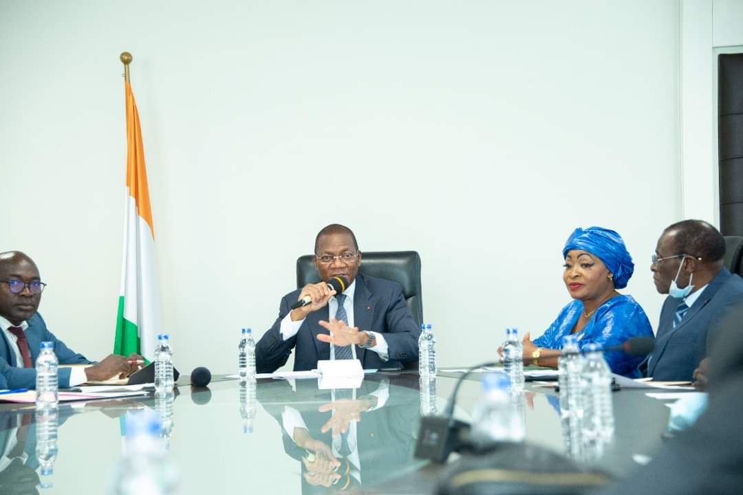 RassemblementT's tweet photo. Le Ministre Bruno Nabagné KONÉ, membre du Directoire du #RHDP a réuni, le mardi 26 avril 2022, les membres de l'ancienne Coordination Régionale du Parti dans la #Bagoué. 1/2 https://t.co/TObLQDEgGS