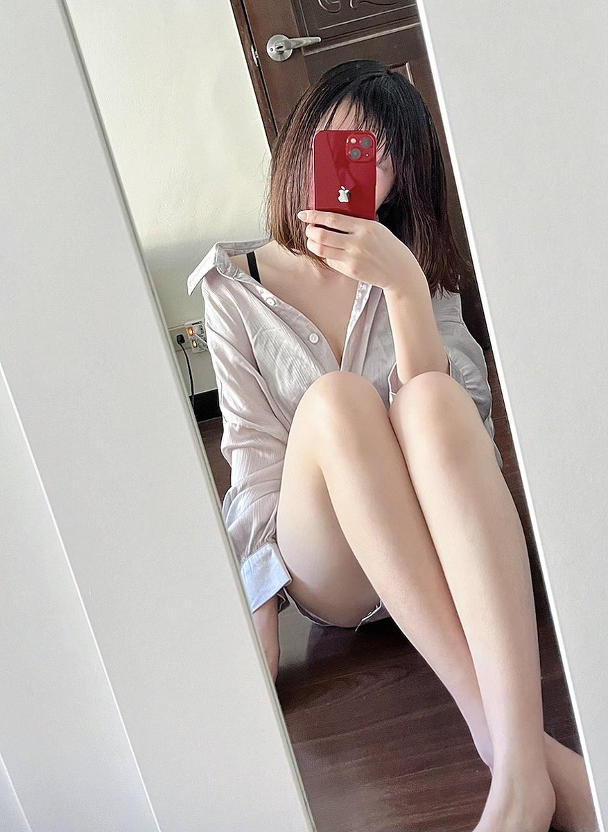chang_yuyun's tweet photo. 🔖2021-09-25
-
新歡13🍎🍎🍎
搭配2019就加入直到現在才發的第一則 #Twitter 推文,同步新開始的概念✨
-
13選色時略陷入困難,在黑色與紅色間搖擺,最後決定讓購買成為有意義且公益的一件事,選擇了Product RED~
是漂釀不俗豔的深紅色❤️
今後請多多指教囉~
#apple #iphone #i13 #i6s #productred https://t.co/qKSJaggSTZ
