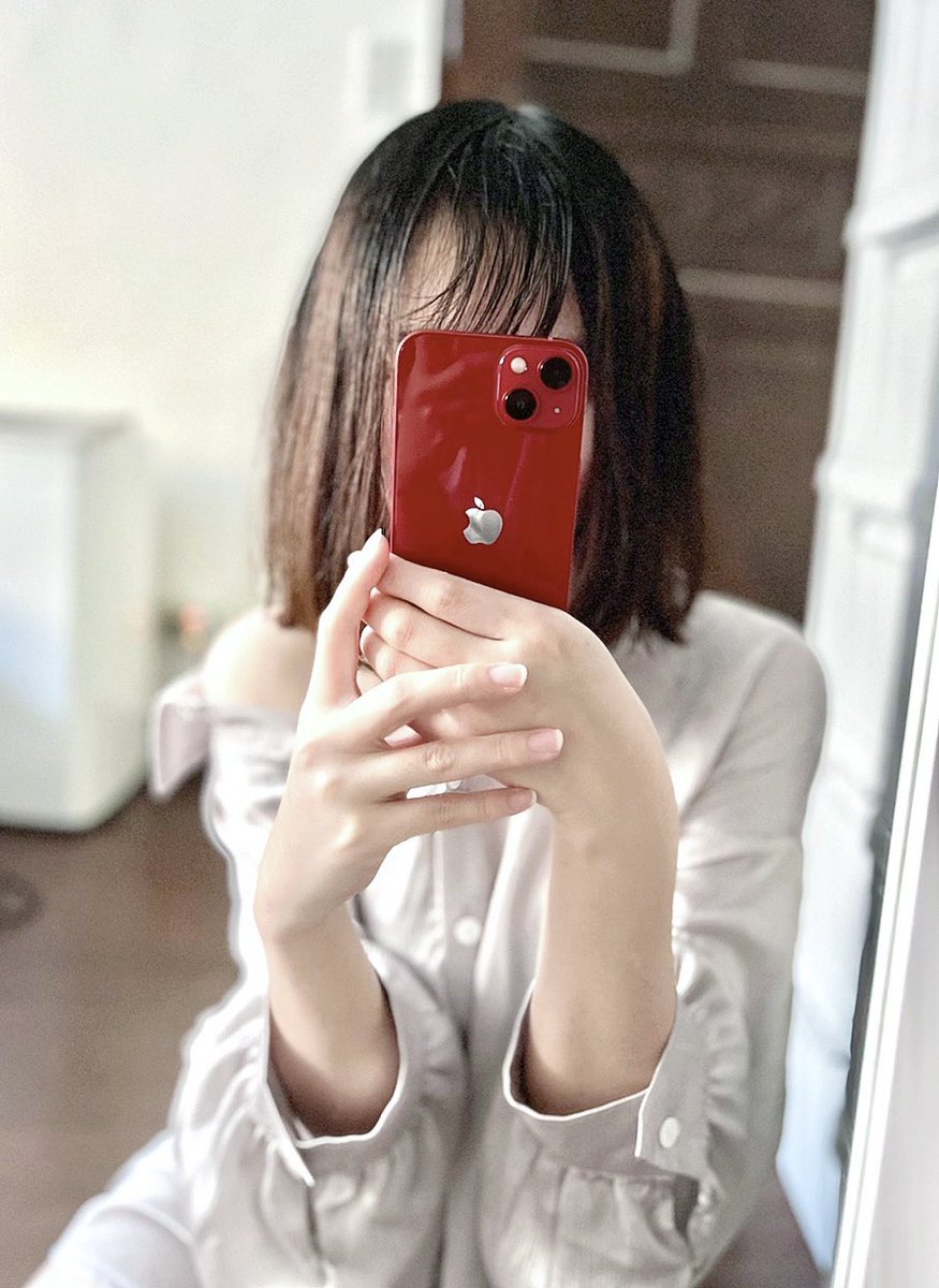 chang_yuyun's tweet photo. 🔖2021-09-25
-
新歡13🍎🍎🍎
搭配2019就加入直到現在才發的第一則 #Twitter 推文,同步新開始的概念✨
-
13選色時略陷入困難,在黑色與紅色間搖擺,最後決定讓購買成為有意義且公益的一件事,選擇了Product RED~
是漂釀不俗豔的深紅色❤️
今後請多多指教囉~
#apple #iphone #i13 #i6s #productred https://t.co/qKSJaggSTZ