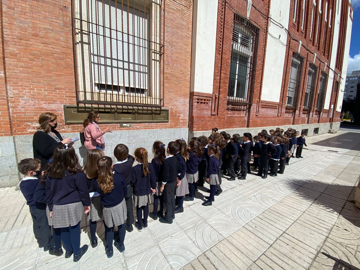Santoangelbadaj's tweet photo. Los alumnos de 3º EI están trabajando los medios de comunicación y hoy han visitado Correos. ¿Llegarán las cartas a sus destinos ? #santoangelbadajoz #proyectoschulos https://t.co/qtznKmhqph