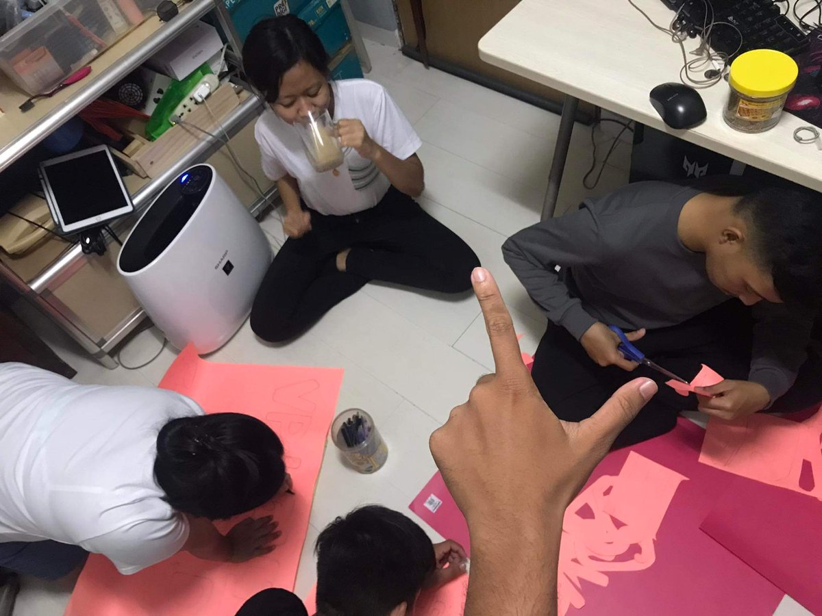 Kakampinks, ready na ba kayo sa friday? Nag reready na kame ihh, kaso yung idolo nyo na si "LaArtni De Leon na may 69k followers sa FB nagkakape lang, di natulong hmp  #IpanaloNa10ParaSaLahat #kulayrosasanglaguna