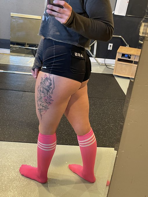 2 pic. Gotta build that booty 🖤💕I mean..body. 😜

#fitgirlsdoitbetter #FitnessGirl #onlyfansgirl #hotwife