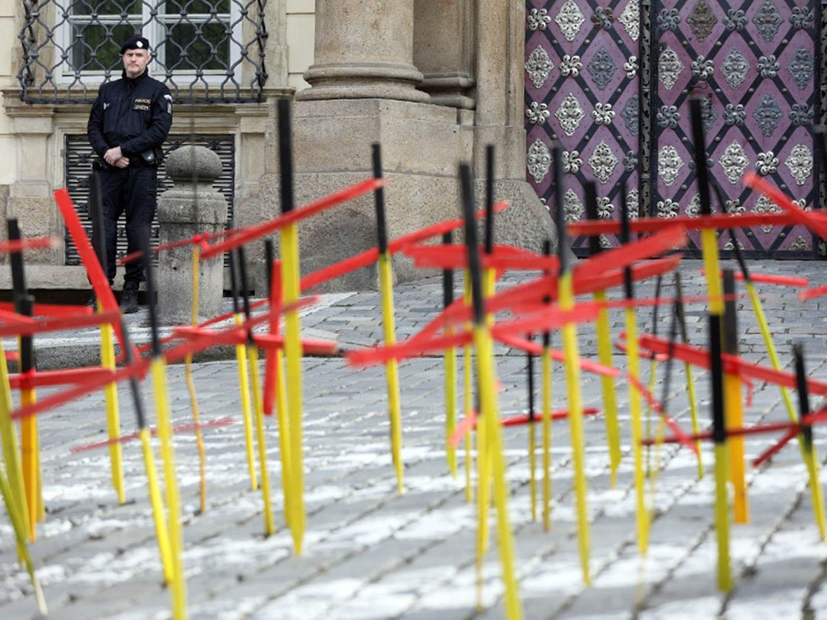 Posledniskaut's tweet image. Před německou ambasádou v Praze. 
(Foto: Hans Štembera)