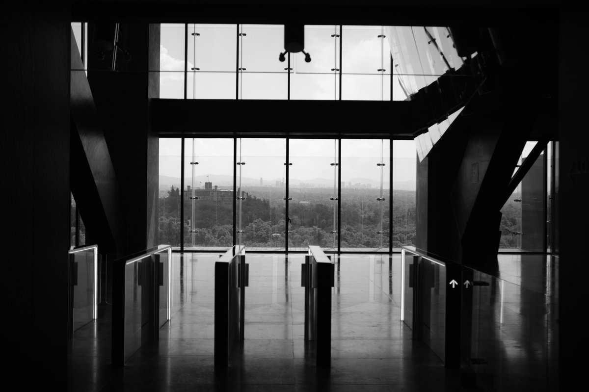 ivanzaragoza1's tweet photo. Al fondo, el Castillo de Chapultepec #mexico #bnw #streetphotography https://t.co/0HRv9wk0e7