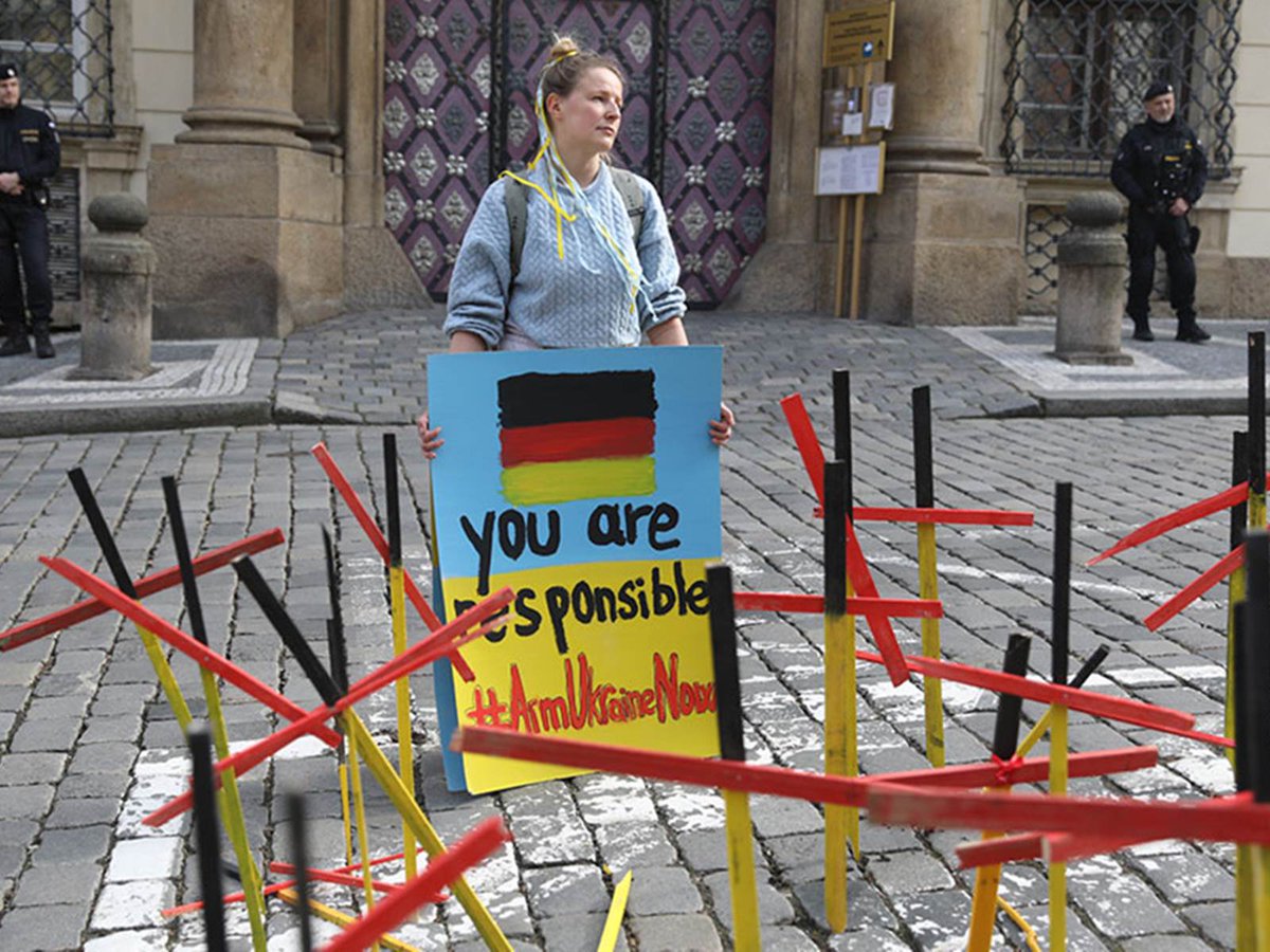 Posledniskaut's tweet image. Před německou ambasádou v Praze. 
(Foto: Hans Štembera)