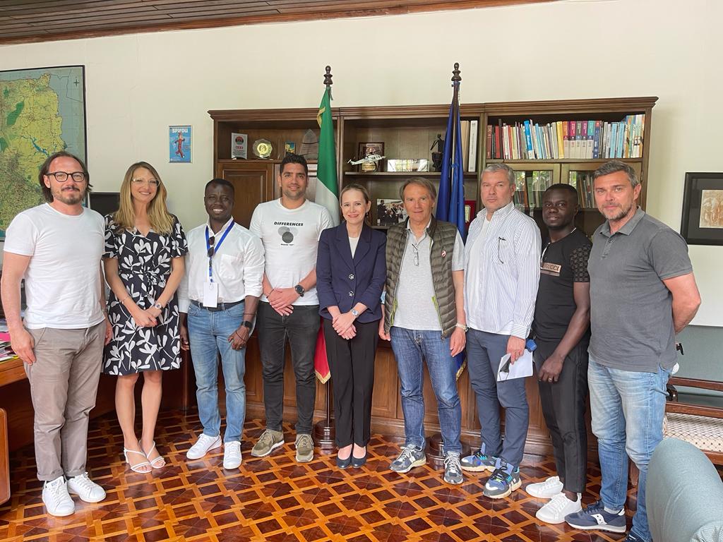 ArthurLegacy's tweet photo. ๐ท AIT scouts visit Italian Embassy.
Italian scout Stefano Zambetti presents @en_sscnapoli striker @victorosimhen9's jersey to the Deputy Head of Mission, Alessandra Oliva at the Italian Embassy .
#arthurlegacyinvite
#MakingTheDreamWork https://t.co/IJmxRrDZfD