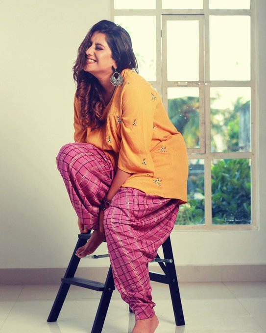 BrindaHere's tweet photo. Happy Birthday @Priyanka2804! 🎂🎁🎊💐🎉
Have a great year ahead 

#HBDPriyankaDeshpande | #PriyankaDeshpande #HappyBirthDayPriyankaDeshpande | #28thAprR https://t.co/NPXlEAvp5Y
