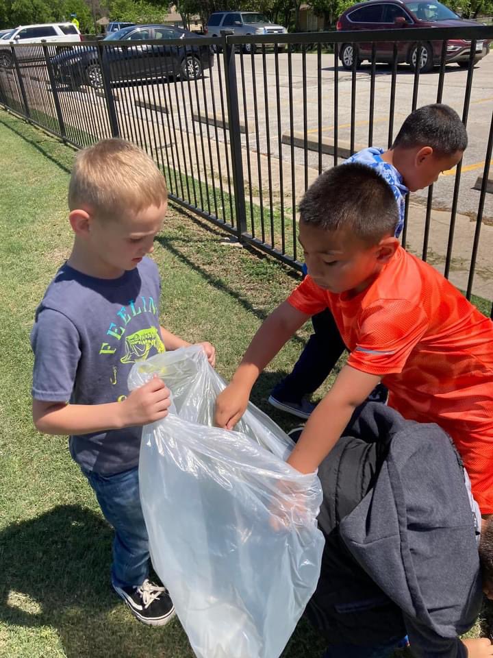 ronie_rosales's tweet photo. Shoutout to @MrsWatson_CISD and her Kindergarten class for doing their part on the last ##TenOnTuesday of April! Way to go #JoyJames Kindergarteners for doing their part this month in taking care of our beautiful #Earth 🌎
#CastleberryISD https://t.co/5ExQwTjEOL