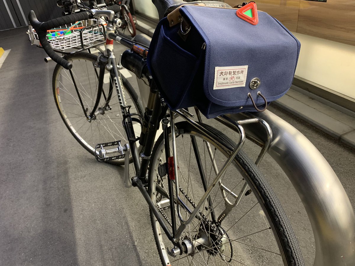 richard0696's tweet photo. そういえば4台目のオールドロードバイクです。結局古いのにたどり着く。ダブルレバーは不便であるがとても楽しい。そしてリアにこんなのつけたです　#nitto #ロードバイク　#オールドロードバイク　#ダブルレバー　#ビンテージロードバイク　#リアキャリア　#ランドナー　#旅チャリ https://t.co/9oadOEw3g9