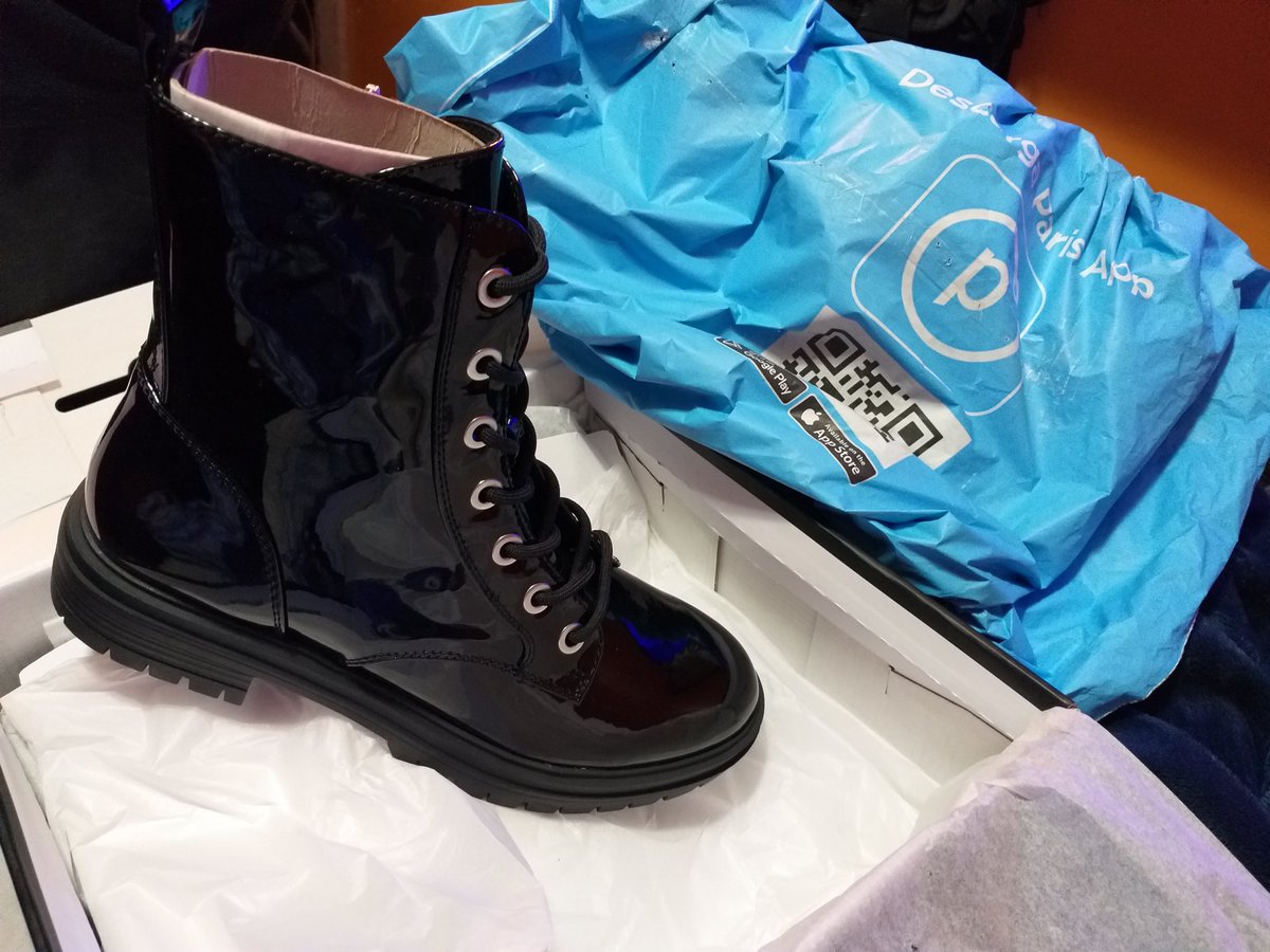 Brenlispa's tweet photo. Buenos días, compre un botín de CUERO en @tiendas_paris, y me llegó un botín SINTETICO totalmente diferente. Como es posible? Es un error o es una burla? Espero se hagan cargo. https://t.co/EKGfJNhVb7